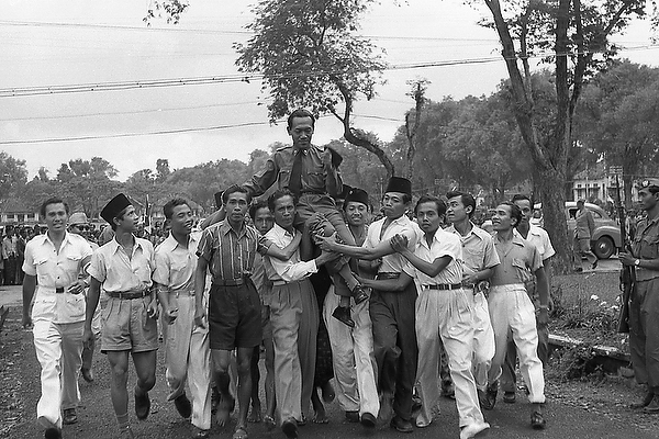 Sambutan para pemuda kepada Sri Sultan Hamengku Buwono IX di Denpasar pada Desember 1949